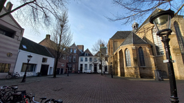 909593 Gezicht op het Pieterskerkhof te Utrecht, met rechts het koor van de Pieterskerk.